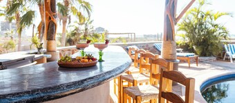 Location is Everything! Pool, Jacuzzi & Privacy!