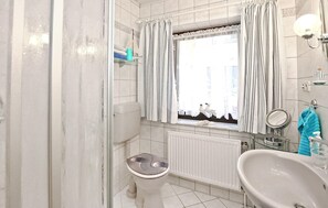 Shower, hair dryer - 1 bedroom awesome home in Malchow (Malchow)