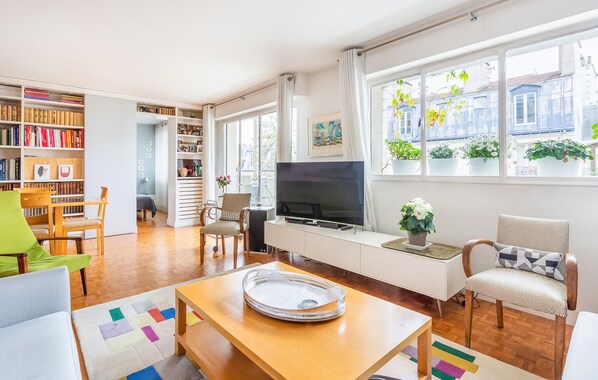 TV - Awesome apartment in Paris with WiFi (Paris)