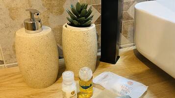 Douche, sĂšche-cheveux, serviettes fournies, savon