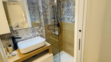 Douche, sĂšche-cheveux, serviettes fournies, savon