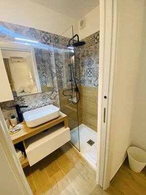 淋浴设施、吹风机、毛巾、肥皂