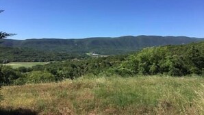 Vista panorâmica de uma paisagem montanhosa com céu claro.