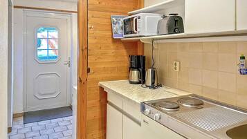 Coffee/tea maker, fridge, microwave, stovetop