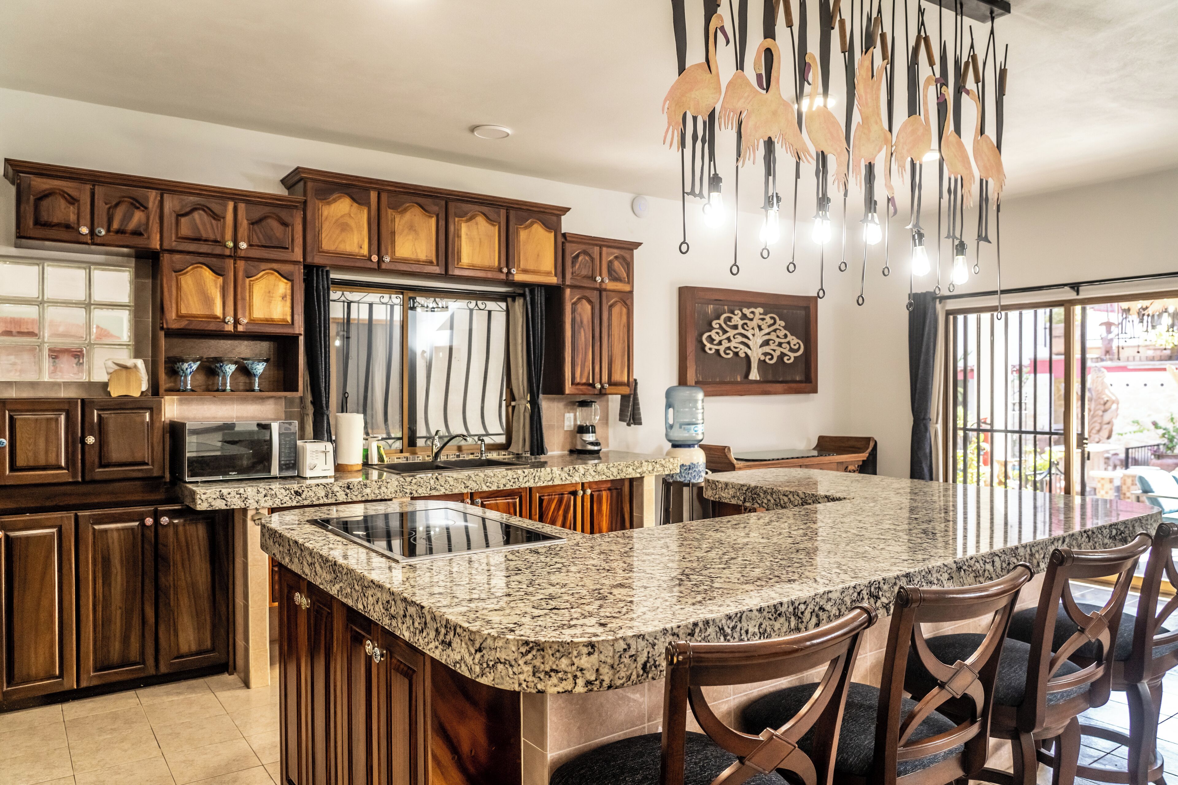 Condo Grand, varias camas, vista a la alberca, planta baja | Cocina privada | Refrigerador con congelador, microondas, horno y parrilla de estufa 