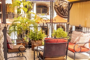 Deluxe-Apartment, 1 King-Bett, Klimaanlage, Poolblick | Terrasse/Patio