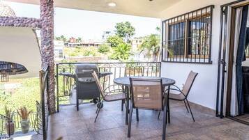 Condo Grand, 2 habitaciones, aire acondicionado, vista a la ciudad | Terraza o patio