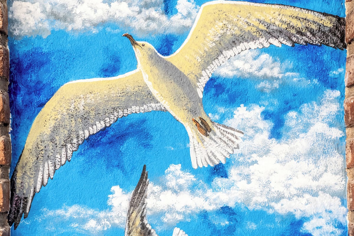 Ein Gemälde von drei Möwen, die vor blauem Himmel mit Wolken fliegen.