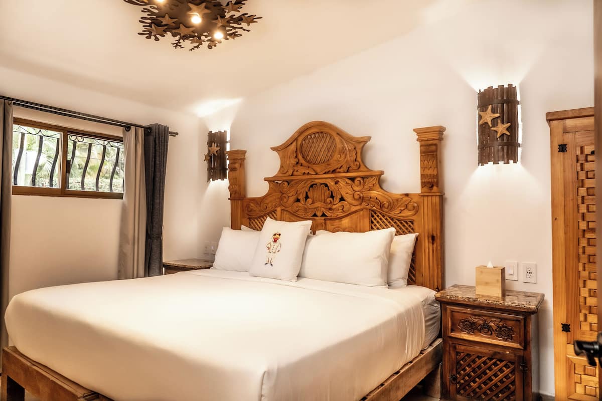 Deluxe appartement, 1 kingsize bed, uitzicht op zwembad, op benedenverdieping | 1 slaapkamer, hypoallergeen beddengoed, pillowtop-bedden