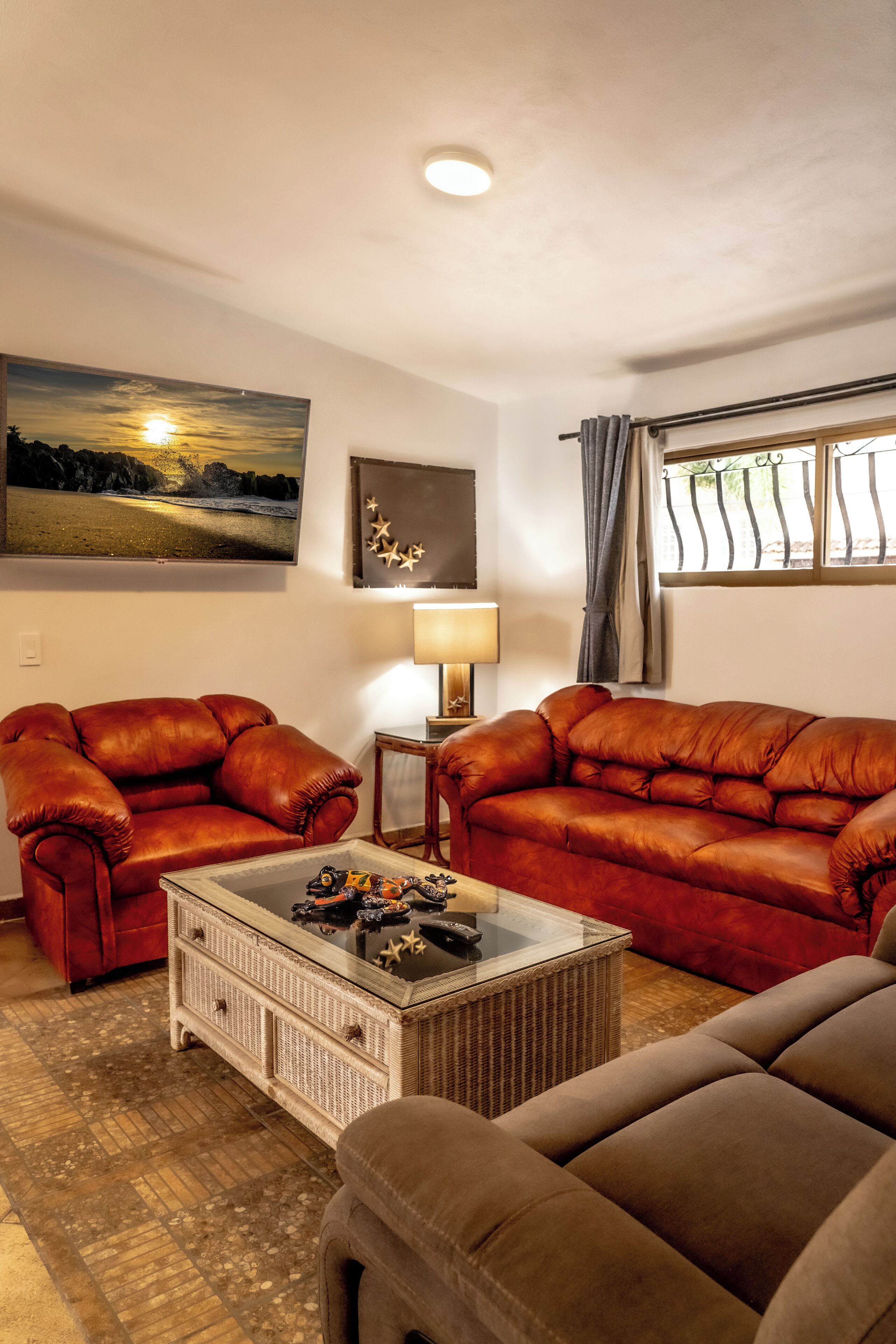 Deluxe-huoneisto, 1 suuri parisänky, näköala uima-altaalle, pohjakerroksessa | Oleskelualue | 32–tuumainen äly-TV, jossa digitaalikanavat