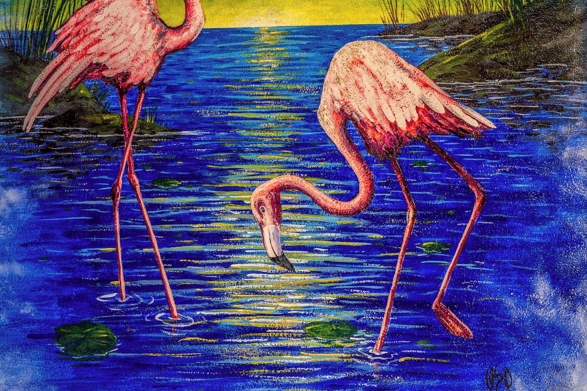 Ein Gemälde von zwei Flamingos an einem Gewässer, im Hintergrund ein Sonnenuntergang.