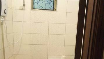 Regadera, toallas, jabón, shampoo