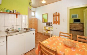 Refrigerador, parrilla de estufa y utensilios de cocina 
