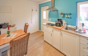 Kühlschrank, Herdplatte, Kochgeschirr/Geschirr/Besteck