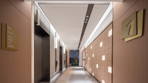 A modern hotel corridor with a clear floor plan sign indicating guest rooms, a meeting room, a fitness room, and a lobby. - Holiday Inn Express Beijing Zhongguancun Tech Park by IHG (Beijing)