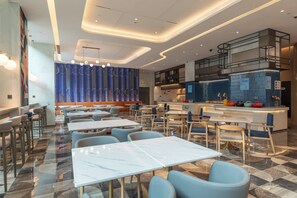 供应早餐，本地与国际菜