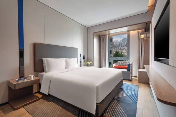 Premium bedding, down comforters, desk, laptop workspace - Holiday Inn Express Shanghai Changfeng Park by IHG (Shanghai)