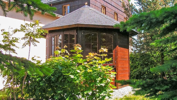 A traditional wooden house with a gabled roof and a glass conservatory. - Ferienwohnung Neuhausen (Neuhausen)