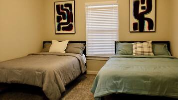 2 多间卧室、熨斗/熨衣板、WiFi、床单