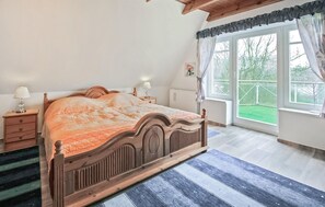 2 bedrooms, travel cot, free WiFi, bed sheets