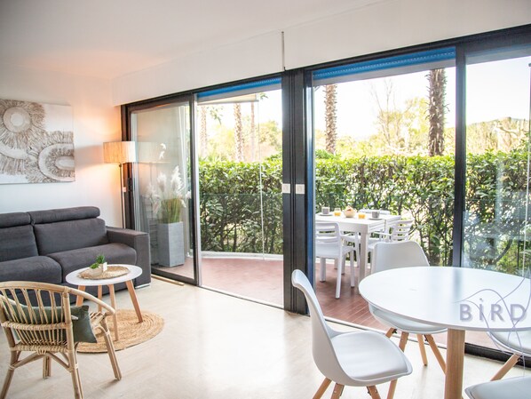 تناول الطعام بالخارج