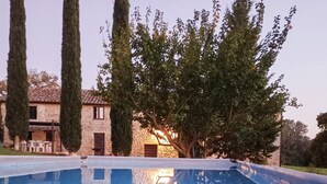 A swimming pool with a stone building in the background. - Il Casale di John - Discover Authentic Italy (Umbertide)
