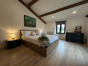 5 bedrooms, desk, iron/ironing board, WiFi