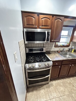 Fridge, microwave, oven, stovetop - Cozy two bedroom family friendly  (Bloomfield)