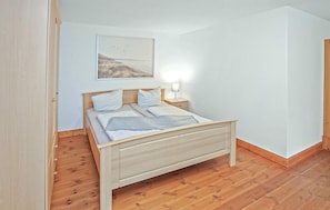 1 bedroom, travel cot, free WiFi, bed sheets