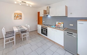 Fridge, oven, stovetop, dishwasher