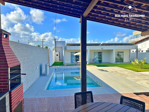 Una piscina al aire libre