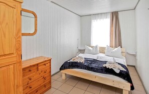 1 bedroom, travel cot, free WiFi, bed sheets