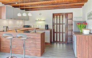 Een koelkast, een oven, een kookplaat, een vaatwasser