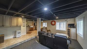 Una Smart TV, una chimenea, un futbolín, libros