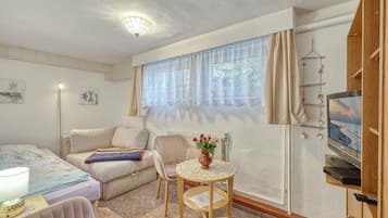 Una televisión, un reproductor estéreo