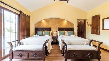 5 bedrooms, iron/ironing board, WiFi, bed sheets