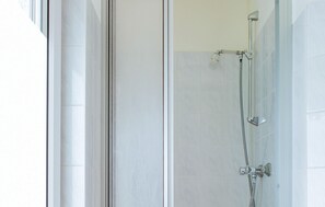 Shower, hair dryer - Ferienwohnung Rheinsberg (Rheinsberg OT Kagar)