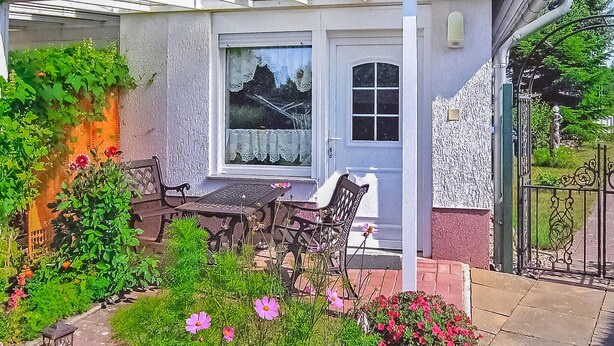 A small house with a garden, a table, and two chairs outside. - Amazing apartment in Lychen (Lychen)