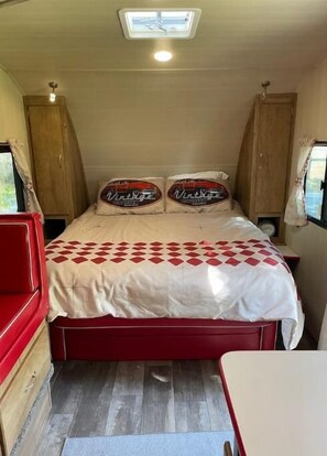 2 bedrooms, free WiFi - Retro Style Camper. SW Ocala-Near WEC-Comfy Bed (Ocala)