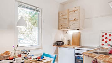 Kühlschrank, Ofen, Herdplatte, Kochgeschirr/Geschirr/Besteck