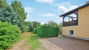 A paved pathway leading to a building with a wooden balcony. - 1 bedroom beautiful home in Luckow (Luckow)