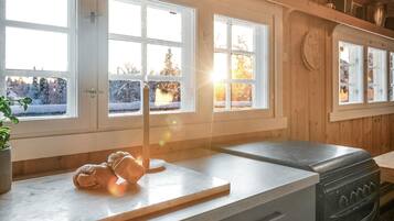 Kjøleskap, kokeplater, oppvaskmaskin og kaffetrakter/tekoker