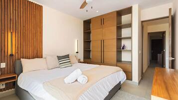 2 slaapkamers, een kluis op de kamer, een bureau