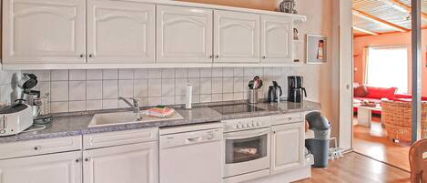Frigorifero, forno, piano cottura, lavastoviglie