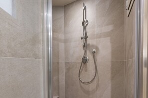 Dusche, Haartrockner, Bidet, Handtücher