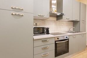 ثلاجة، ميكروويف، فرن، موقد طهي مسطح