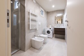 Douche, sèche-cheveux, bidet, serviettes fournies