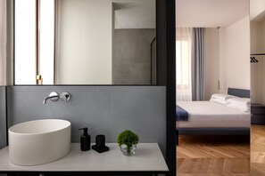 Douche, sĂšche-cheveux, bidet, serviettes fournies