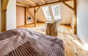 2 bedrooms, travel cot, free WiFi, bed sheets