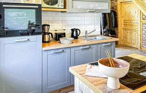 Frigorífico, horno, placa de cocina y lavavajillas
